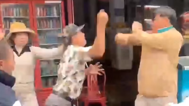 Hình ảnh được cho là đánh nhau vì tranh giành khách trên di tích Hải Vân Quan. (Ảnh cắt từ video)