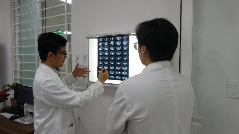 Các bác sĩ hội chẩn, phân tích tình trạng khối u của bệnh nhân trước giờ phẫu thuật. (Ảnh: ANH ĐÀO)
