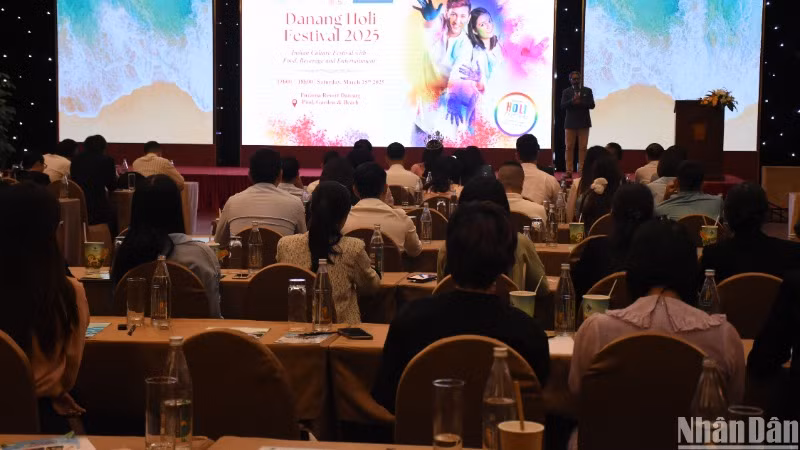 Đại diện Furama Resort Đà Nẵng giới thiệu về lễ hội Holi sẽ diễn ra tại Furama Resort Đà Nẵng vào ngày 15/3. (Ảnh: ANH ĐÀO)