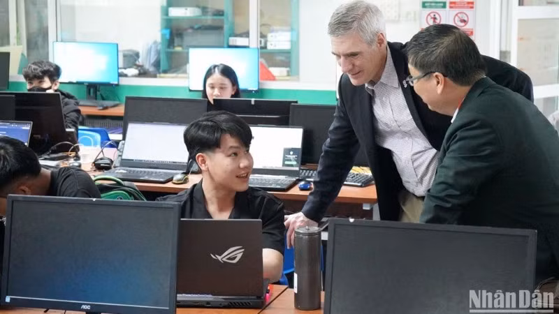 Lãnh đạo MSU cũng đã có buổi chia sẻ trực tiếp với đông đảo các bạn sinh viên ngành Công nghệ thông tin, Trường đại học Đông Á. (Ảnh: ANH ĐÀO)