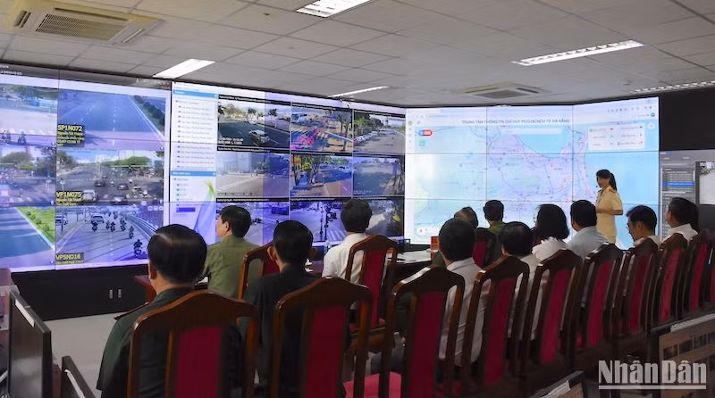 Ngay sau lễ công bố thành lập Trung tâm thông tin chỉ huy, Lãnh đạo Công an thành phố Đà Nẵng và các đại biểu cùng theo dõi quá trình xử lý một tình huống cháy nổ từ Trung tâm đến hiện trường. (Ảnh: ANH ĐÀO)