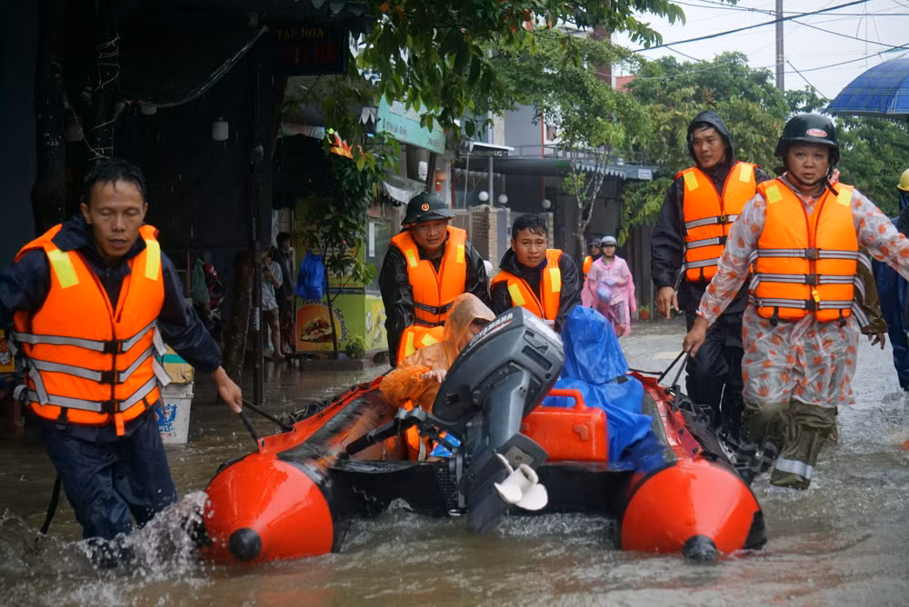 Di chuyển xuồng cứu hộ vào các khu vực ngập sâu trên đường Mẹ Suốt. Di chuyển xuồng cứu hộ vào các khu vực ngập sâu trên đường Mẹ Suốt.