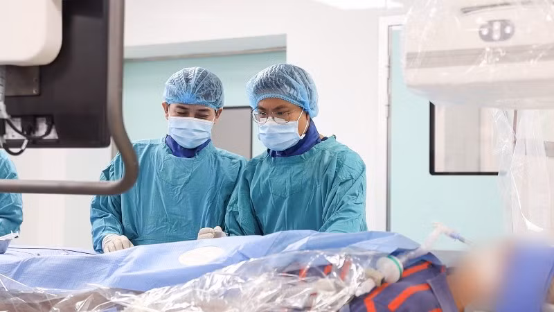 Các y, bác sĩ Bệnh viện đa khoa Gia đình Đà Nẵng cấp cứu cho bệnh nhân. (Ảnh: Bệnh viện cung cấp).