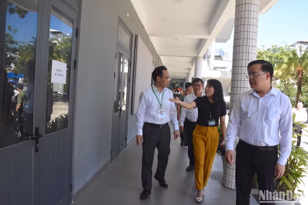 Thứ trưởng Hoàng Minh Sơn kiểm tra công tác chuẩn bị Kỳ thi tốt nghiệp THPT năm 2024 tại TP Đà Nẵng. (Ảnh ANH ĐÀO)