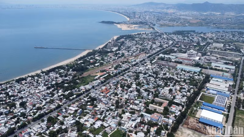 Trước đó, ngày 23/4, thành phố Đà Nẵng tiếp tục thay đổi, điều chỉnh địa giới hành chính và giảm xuống còn 16 đơn vị hành chính, gồm 12 phường, 3 xã và một đặc khu. (Ảnh: ANH ĐÀO)