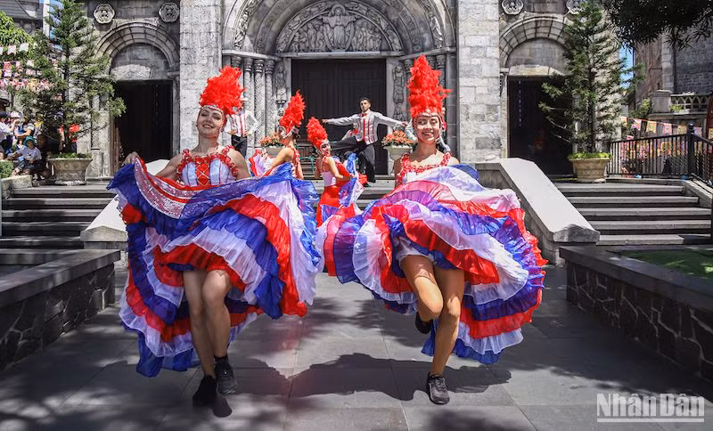 Những vũ điệu quyến rũ của các nghệ sĩ, vũ công trình diễn phục vụ du khách tại Sun World Ba Na Hills. (Ảnh: ANH ĐÀO) Những vũ điệu quyến rũ của các nghệ sĩ, vũ công trình diễn phục vụ du khách tại Sun World Ba Na Hills. (Ảnh: ANH ĐÀO)