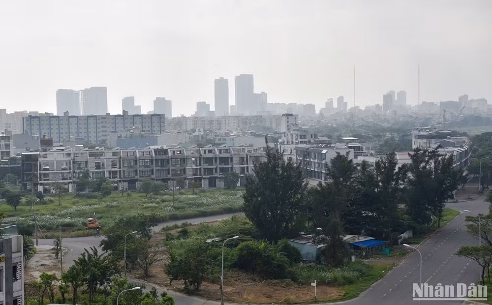 Toàn cảnh block shophouse bỏ hoang này nhìn từ cầu Thuận Phước. (Ảnh: ANH ĐÀO)