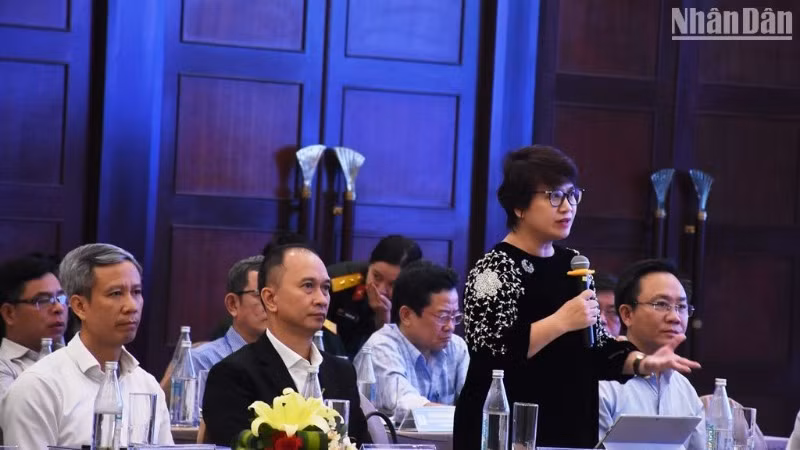 PGS.TS. Nguyễn Thu Thủy, Vụ trưởng Vụ Giáo dục Đại học, Bộ Giáo dục và Đào tạo trình bày tham luận tại hội thảo. (Ảnh: ANH ĐÀO)