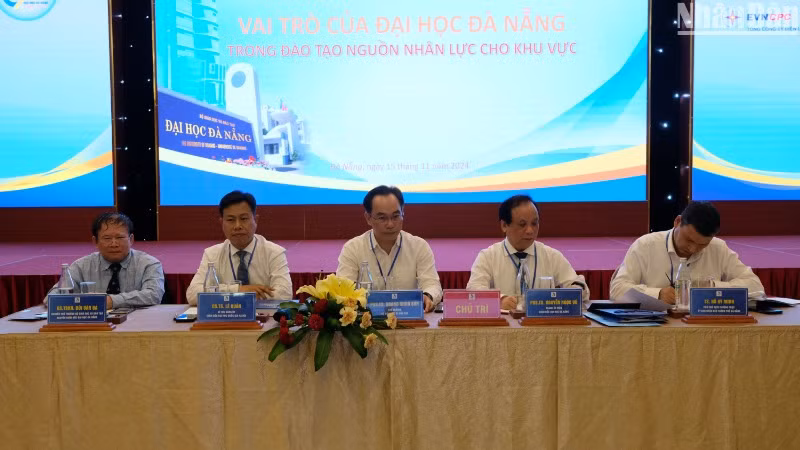 PGS.TS. Hoàng Minh Sơn, Thứ trưởng Bộ Giáo dục- Đào tạo; GS.TS. Lê Quân, Giám đốc Đại học Quốc Gia Hà Nội; TS. Hồ Kỳ Minh, Phó Chủ tịch Thường trực Ủy ban nhân dân thành phố Đà Nẵng; GS.TSKH. Bùi Văn Ga - Nguyên Thứ trưởng Bộ Giáo dục-Đào tạo và PGS.TS. Nguyễn Ngọc Vũ, Giám đốc Đại học Đà Nẵng, đồng chủ trì hội thảo. (Ảnh: ANH ĐÀO) 