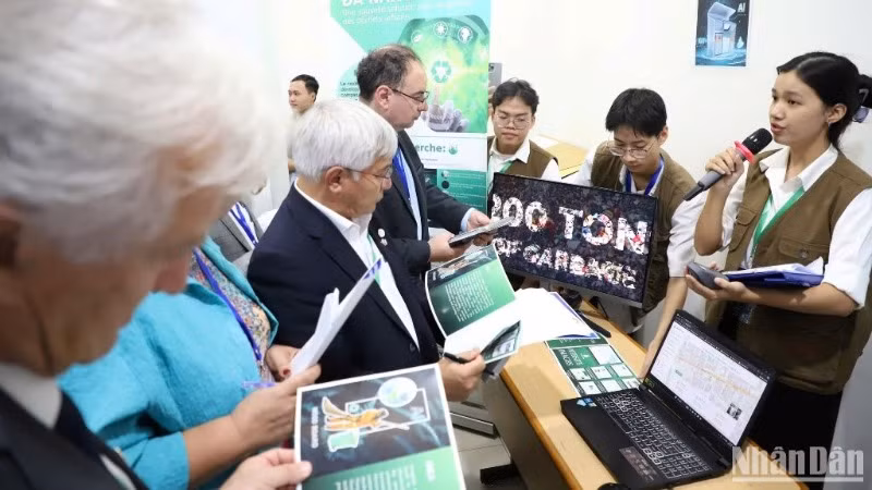 Nhóm sinh viên các Trường Đại học Kinh tế Đà Nẵng, Đại học Bách Khoa Đà Nẵng (Đại học Đà Nẵng) tham gia Chung kết Cuộc thi Smart Campus châu Á-Thái Bình Dương năm 2024 - SCAPA-2024. (Ảnh: ANH ĐÀO)