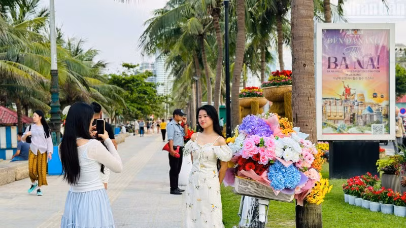 Các bạn trẻ thích thú check-in trên Đường hoa biển Đà Nẵng chiều 30/4. (Ảnh: ANH ĐÀO)