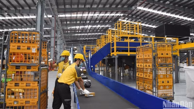 Bưu điện Việt Nam vận hành Hệ thống chia chọn bưu kiện tự động tại Trung tâm khai thác vận chuyển và kho vận miền trung, Khu công nghiệp Hòa Khánh. (Ảnh: ANH ĐÀO)