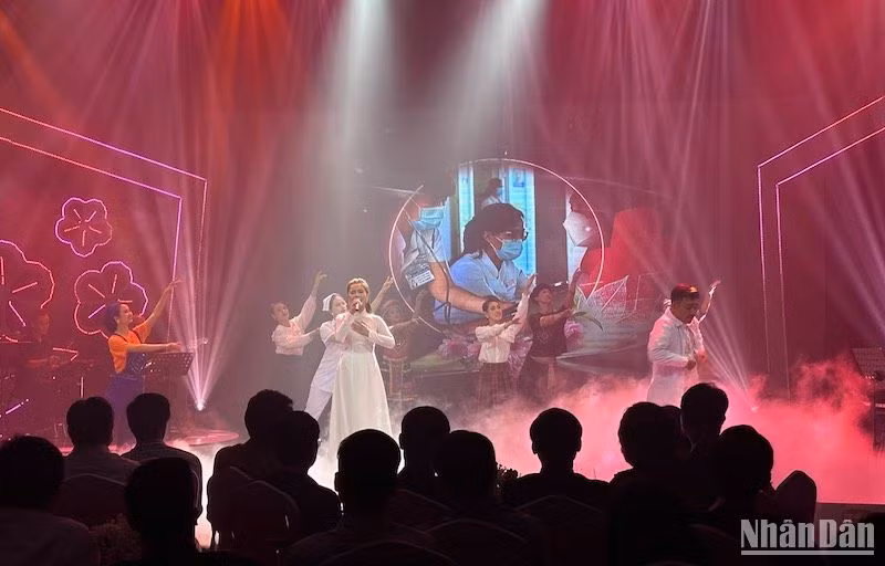 Các nghệ sĩ Nhà hát Trưng Vương biểu diễn các tiết mục đặc sắc trong chương trình. 