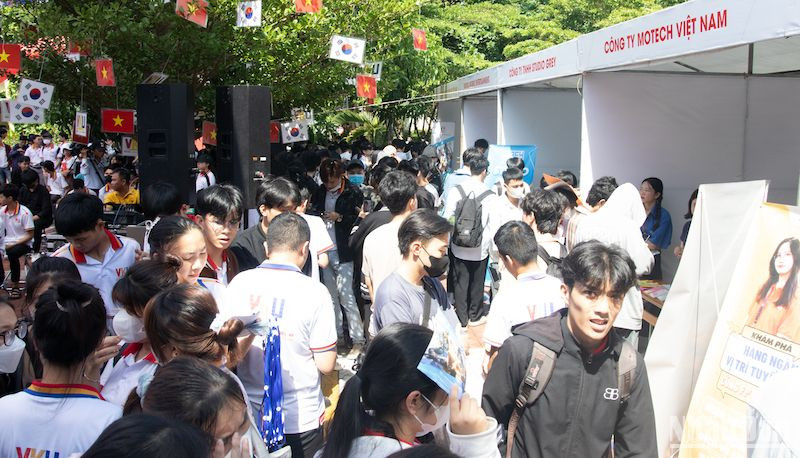 Sinh viên tìm hiểu cơ hội tuyển dụng việc làm tại Ngày hội tuyển dụng – VKU Job Fair 2024. (Ảnh ANH ĐÀO)