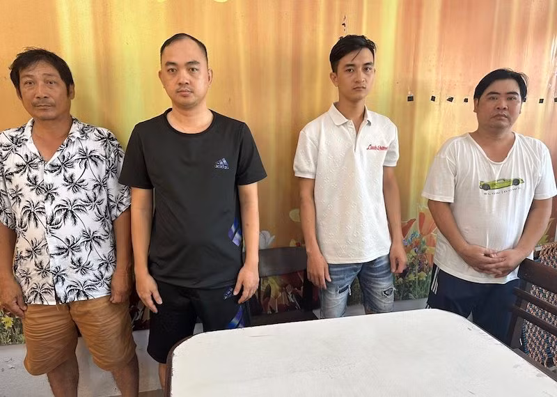 Các đối tượng trong đường dây cá độ bóng đá qua mạng bị bắt. (Ảnh: Công an cung cấp)