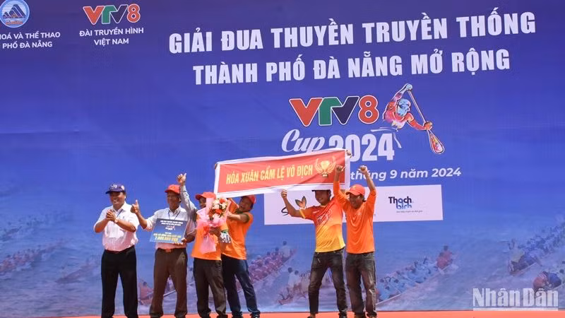 Đội cổ động viên xuất sắc, ấn tượng nhất tại giải. (Ảnh: ANH ĐÀO)