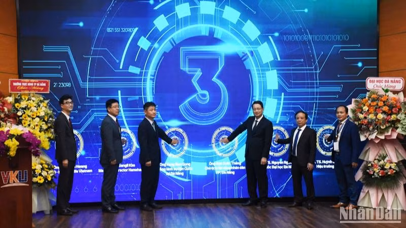 Các đại biểu nhấn nút vận hành Trung tâm đào tạo, nghiên cứu và đổi mới sáng tạo. (Ảnh: ANH ĐÀO)