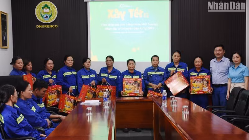Công đoàn Công ty cổ phần Môi trường đô thị Đà Nẵng trao quà Xây Tết đến các công nhân. (Ảnh: ANH ĐÀO)
