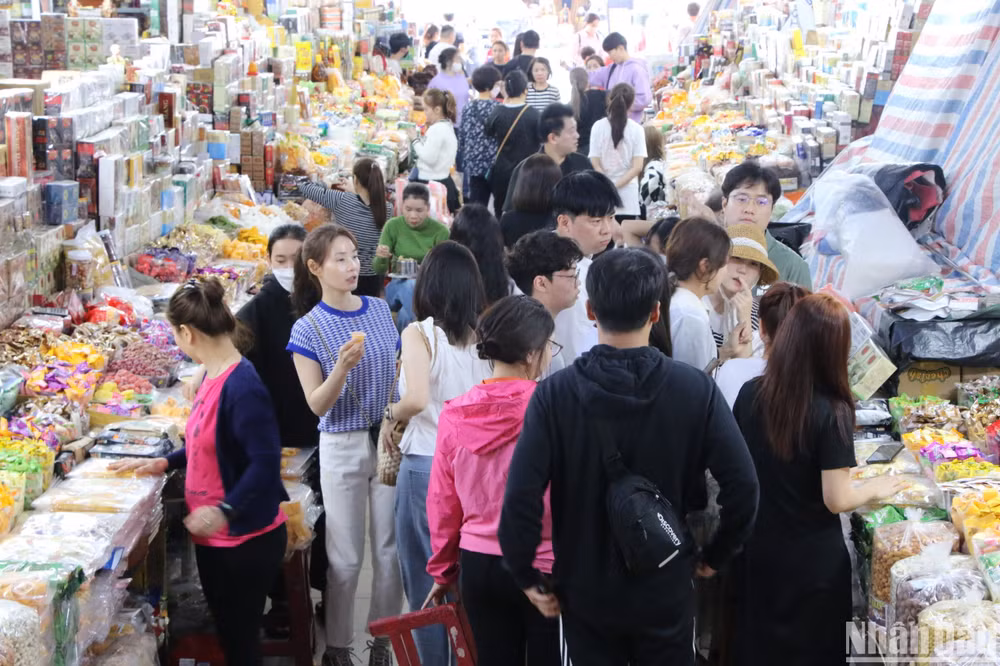 Du khách Hàn Quốc mua sắm tại Chợ Hàn Đà Nẵng. (Ảnh: ANH ĐÀO)