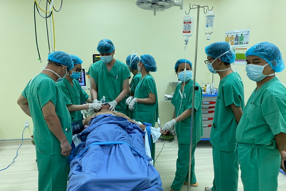 Ê-kíp các y, bác sĩ Bệnh viện 199 và các bác sĩ đầu ngành tại Thành phố Hồ Chí Minh, hội chẩn trước khi phẫu thuật cho bệnh nhân. (Ảnh: Bệnh viện cung cấp)