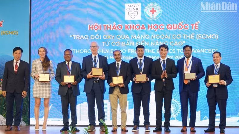 Ban giám đốc Bệnh viện Đà Nẵng trao tặng chứng nhận trao tặng chứng nhận cho các bác sĩ, chuyên gia đến từ Mayo Clinic (Hoa Kỳ) đã đóng góp tích cực phát triển công nghệ ECMO tại Bệnh viện Đà Nẵng thời gian qua. (Ảnh: ANH ĐÀO)