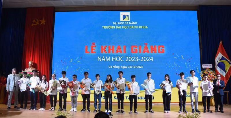 Các sinh viên xuất sắc thủ khoa đầu vào các ngành học của Trường đại học Bách Khoa - Đại học Đà Nẵng. (Ảnh: ANH ĐÀO)