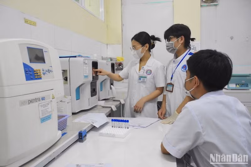 Trang thiết bị y tế tại phòng xét nghiệm, Trung tâm Y tế quận Liên Chiểu, thành phố Đà Nẵng. Ảnh: ANH ĐÀO.