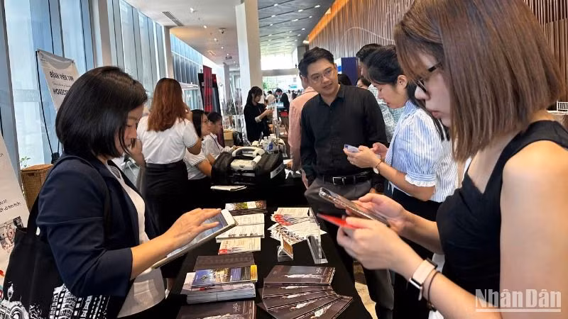 Khách hàng tìm kiếm các sản phẩm du lịch mới tại không gian trưng bày trong khuôn khổ Ngày hội Du lịch Đà Nẵng năm 2024. (Ảnh: ANH ĐÀO)