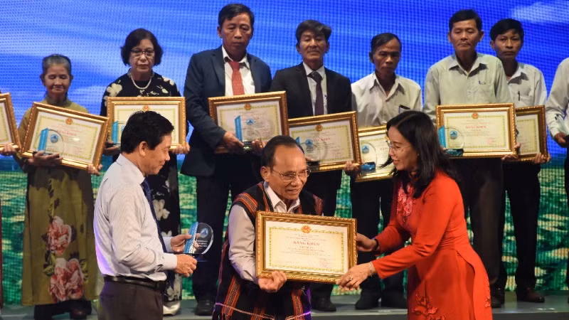 Phó Chủ tịch Ủy ban nhân dân thành phố Đà Nẵng Nguyễn Thị Anh Thi và Giám đốc Sở Văn hóa, Thể thao Đà Nẵng Phạm Tấn Xử trao bằng khen cho đại diện thôn Phú Túc, xã Hòa Phú, huyện Hòa Vang. (Ảnh: ANH ĐÀO)