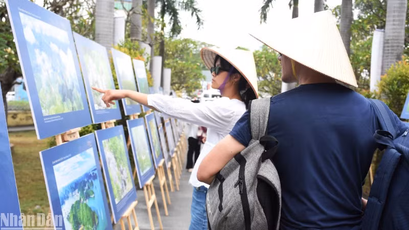 Du khách nước ngoài tham quan Triển lãm "Hải Phòng bừng sáng miền di sản” tại Bảo tàng Điêu khắc Chăm Đà Nẵng chiều 29/3. (Ảnh: ANH ĐÀO)