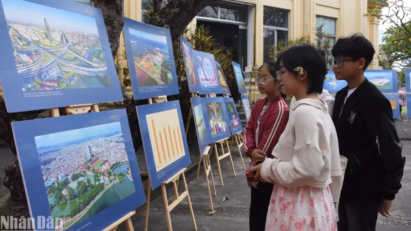 Triển lãm thu hút đông đảo học sinh Đà Nẵng đến tham quan, tìm hiểu về văn hóa di sản Hải Phòng qua hình ảnh. (Ảnh: ANH ĐÀO)