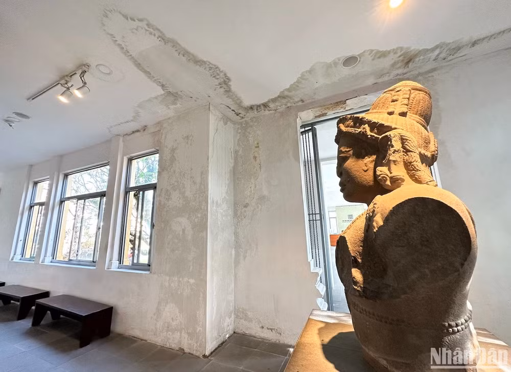 Dù đã rất cố gắng nhưng hiện nay, Bảo tàng Điêu khắc Chăm rất khó khăn và không thể có kinh phí để xử lý tình trạng này, cũng như triển khai chống thấm, dột cho toàn bộ tòa nhà… (Ảnh ANH ĐÀO)