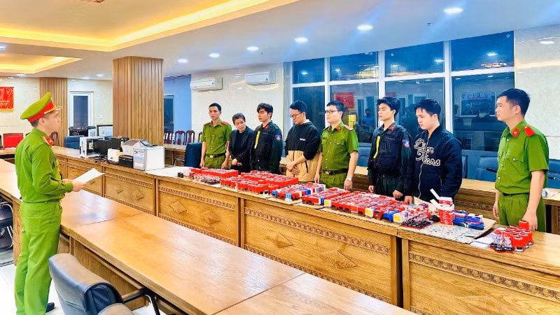 Cơ quan Cảnh sát điều tra Công an thành phố Đà Nẵng tống đạt các quyết định đối với nhóm đối tượng. (Ảnh: Công an cung cấp)