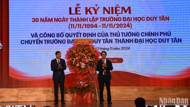 Phó Bí thư Thành ủy, Chủ tịch Ủy ban nhân dân thành phố Đà Nẵng Lê Trung Chinh tặng hoa chúc mừng TS. Lê Nguyên Bảo, Hiệu trưởng Đại học Duy Tân. (Ảnh: ANH ĐÀO) Phó Bí thư Thành ủy, Chủ tịch Ủy ban nhân dân thành phố Đà Nẵng Lê Trung Chinh tặng hoa chúc mừng TS. Lê Nguyên Bảo, Hiệu trưởng Đại học Duy Tân. (Ảnh: ANH ĐÀO)