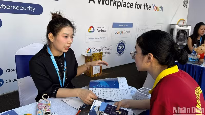 Các ngành thiết kế vi mạch, ứng dụng IoT được sinh viên Đà Nẵng quan tâm, tìm hiểu và phỏng vấn tìm cơ hội việc làm. (Ảnh: ANH ĐÀO)