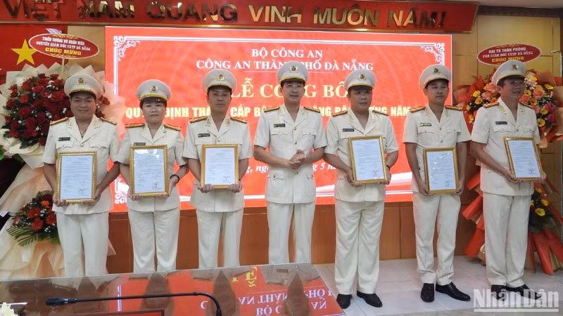 Đại tá Nguyễn Đại Đồng trao quyết định thăng cấp bậc hàm Thượng tá cho các lãnh đạo cấp phòng. (Ảnh: ANH ĐÀO)