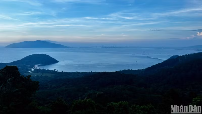 Hòn Sơn Chà là một đảo nhỏ, hoang sơ nằm dưới chân đèo Hải Vân. (Ảnh: ANH ĐÀO)