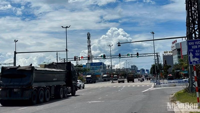 Các phương tiện xe ô-tô tải thuộc đối tượng tạm dừng hoạt động trong 4 ngày diễn ra kỳ thi tốt nghiệp THPT năm 2024 tại Đà Nẵng cần lưu ý thời gian theo quy định. Ảnh chụp trưa ngày 25/6. (Ảnh: ANH ĐÀO)