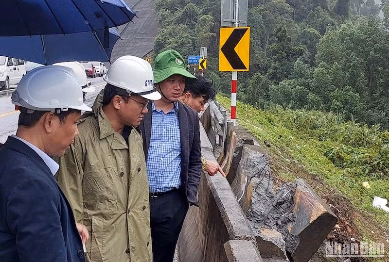 Phó Chủ tịch chuyên trách Ủy ban An toàn giao thông Quốc gia Khuất Việt Hùng kiểm tra hiện trường vụ xe khách rơi xuống vực chiều ngày 23/1. (Ảnh: ANH ĐÀO)