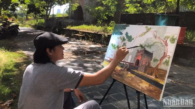 Các họa sĩ thực tế sáng tác mỹ thuật về nét đẹp Đà Nẵng. (Ảnh: ANH ĐÀO)