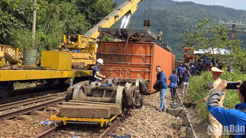 Vụ tai nạn xảy ra lúc 21giờ10 ngày 1/11, tàu ASY2 máy 602 kéo, máy 659 đẩy, kéo 20 toa xe (tải trọng 840,7 tấn) đi vào đường số 1 ga Hải Vân Nam thì bị trật bánh, làm ngã 2 container sang ray số 2 và 1 container nghiêng 45 độ. (Ảnh: ANH ĐÀO)
