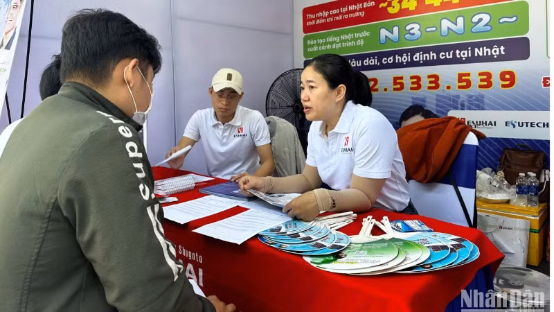 Nhiều doanh nghiệp nước ngoài tham gia tuyển chọn nhân sự tại DUT Job Fair 2025. (Ảnh: ANH ĐÀO)