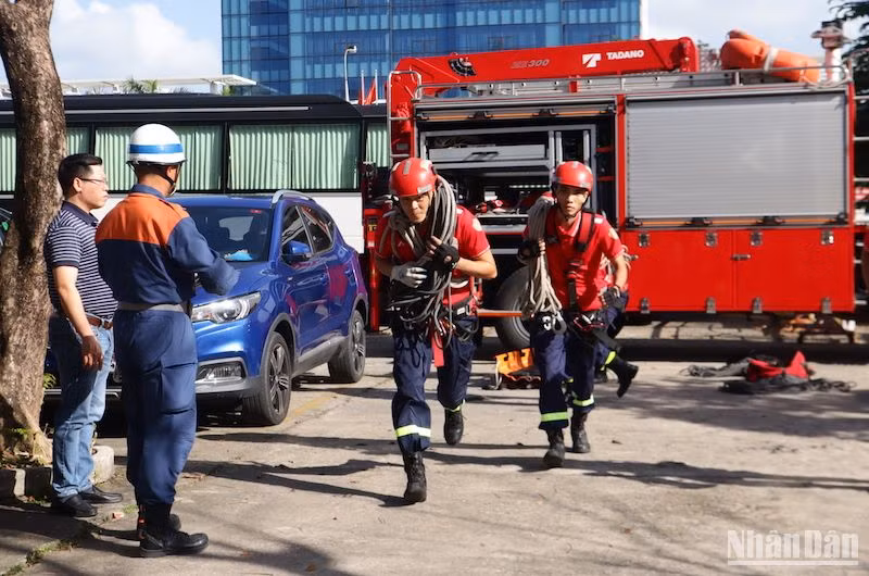 Đoàn tham gia thao diễn các kỹ thuật, đội hình chữa cháy, cứu nạn cứu hộ tại Cảnh sát PCCC&CNCH Đà Nẵng. Ảnh: ANH ĐÀO.