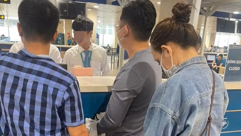 Lực lượng chức năng bắt giữ đối tượng Nguyễn Ngọc Hậu và di lí về Đà Nẵng phục vụ công tác điều tra. (Ảnh: Công an cung cấp)