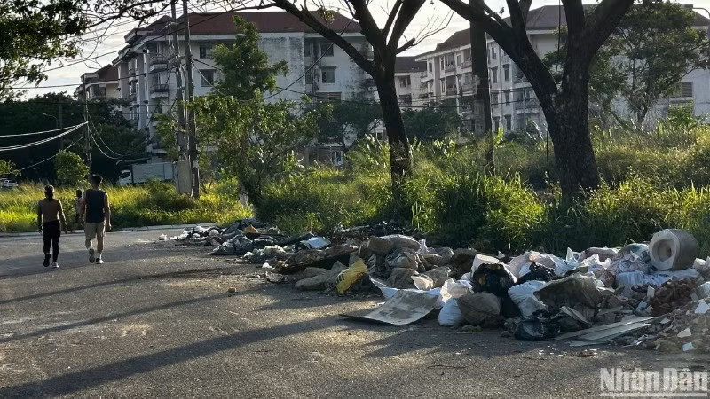 Bãi rác tự phát đổ dọc dài theo cung đường gom, làm mất mỹ quan đô thị, ô nhiễm môi trường. (Ảnh: ANH ĐÀO)