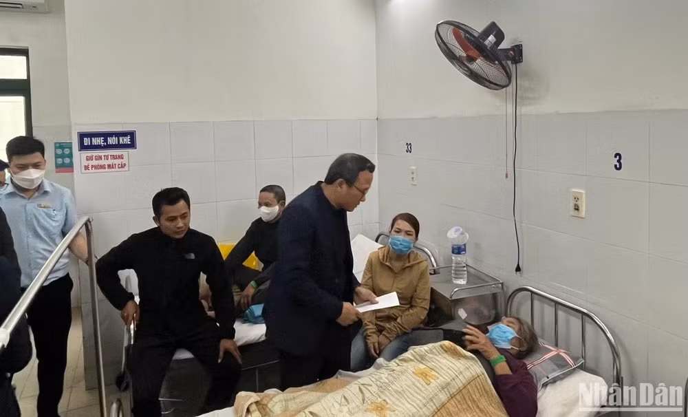 Ông Khuất Việt Hùng thăm hỏi, động viên các nạn nhân bị thương trong vụ tai nạn.