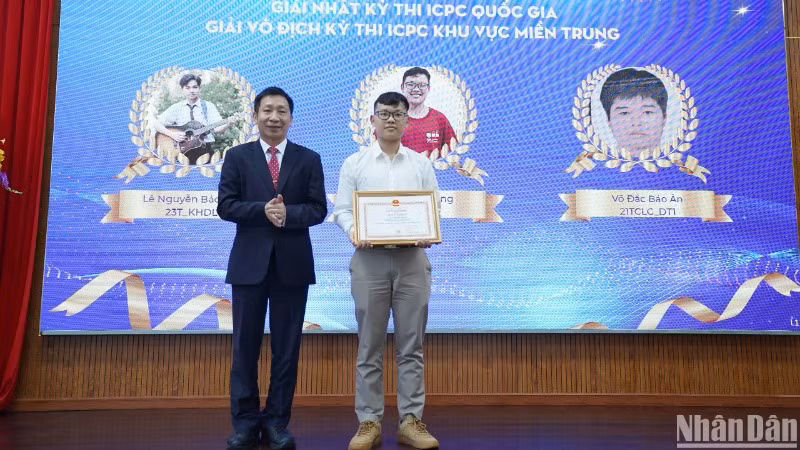 PGS,TS Lê Thành Bắc, Phó Giám đốc Đại học Đà Nẵng trao giấy khen cho đại diện nhóm sinh viên đạt giải tại cuộc thi cấp quốc tế. (Ảnh: ANH ĐÀO)