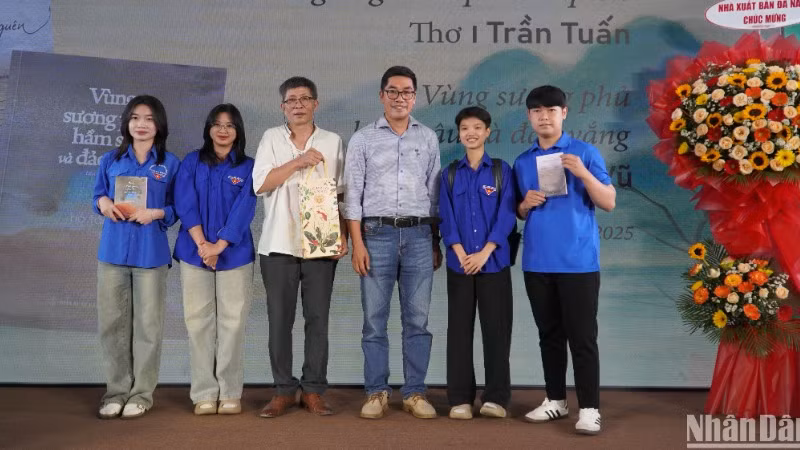 Hai tác giả trao tặng sách cho sinh viên Trường đại học Đông Á Đà Nẵng. (Ảnh: ANH ĐÀO)