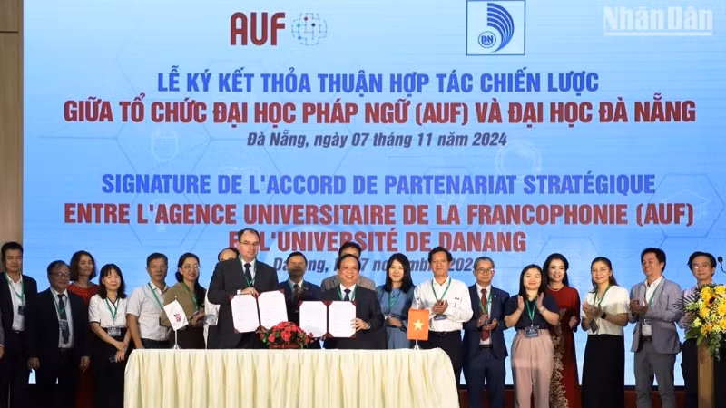 Tại hội thảo, GS Nicolas Mainetti - Giám đốc Vùng châu Á-Thái Bình Dương của AUF và PGS, TS Nguyễn Ngọc Vũ - Giám đốc Đại học Đà Nẵng ký kết Thỏa thuận hợp tác. (Ảnh: ANH ĐÀO)