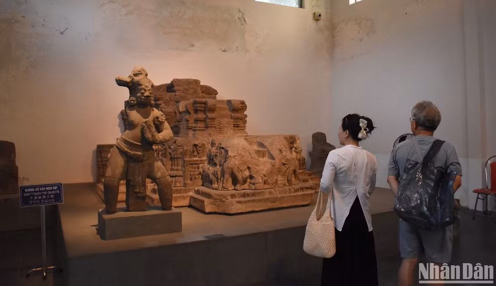 Một góc trưng bày tại khu vực lõi, phía trên hiện vật là khu vực tường xuống cấp thấm mốc. (Ảnh ANH ĐÀO)